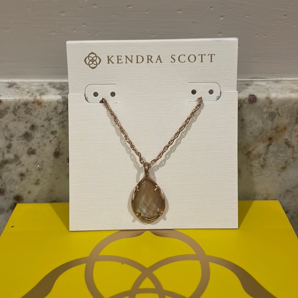 Kendra Scott pendant necklace